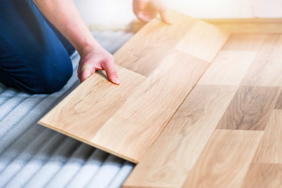 Laminate Flooring Vs Solid Hardwood Flooring – Which One Is More Reliable?